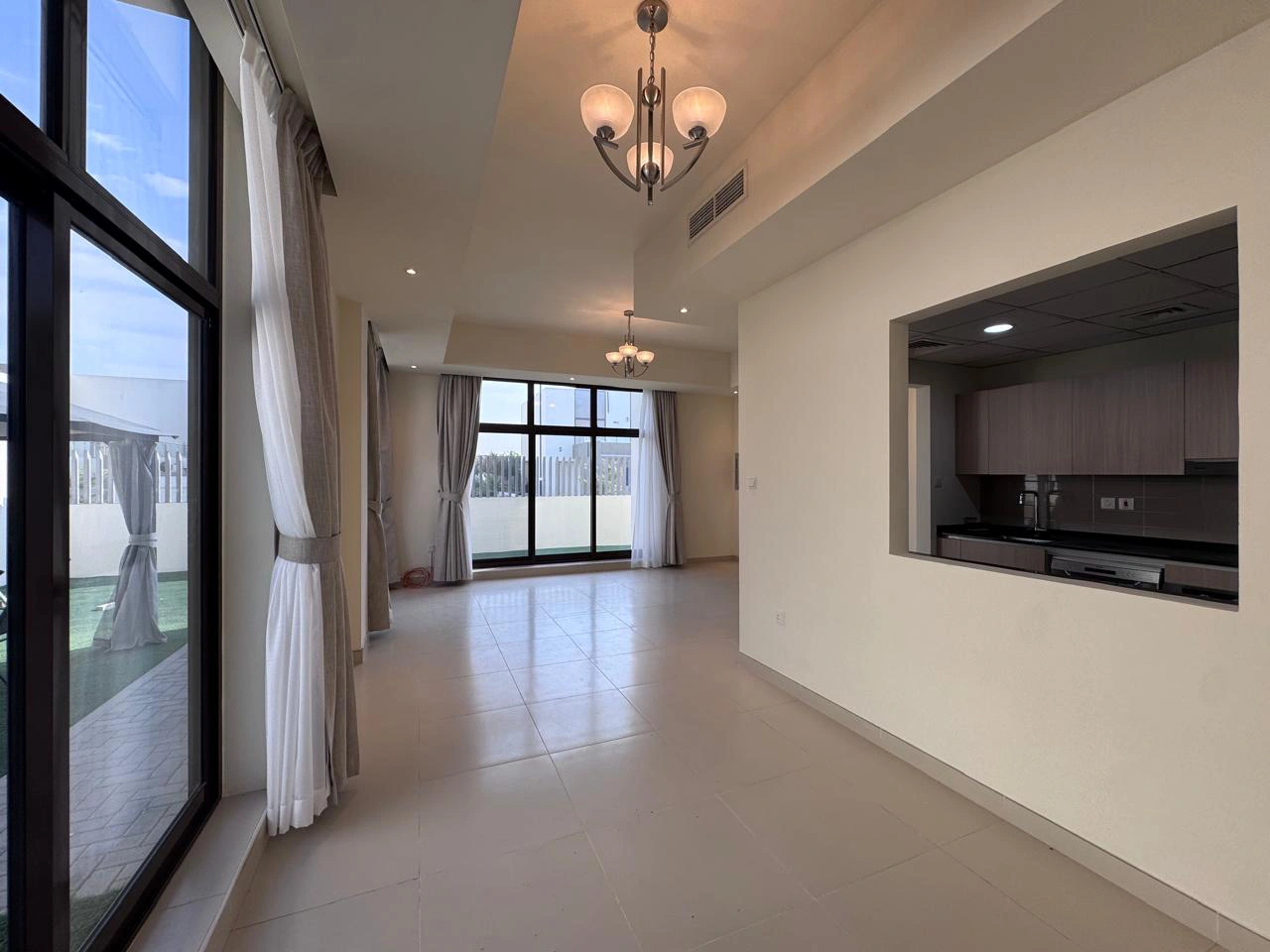 Spacious Corner Townhouse Hall, Dubai